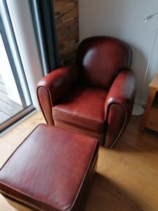 Réalisation d'une restauration de fauteuil Club et création d'un pouf au même teinte