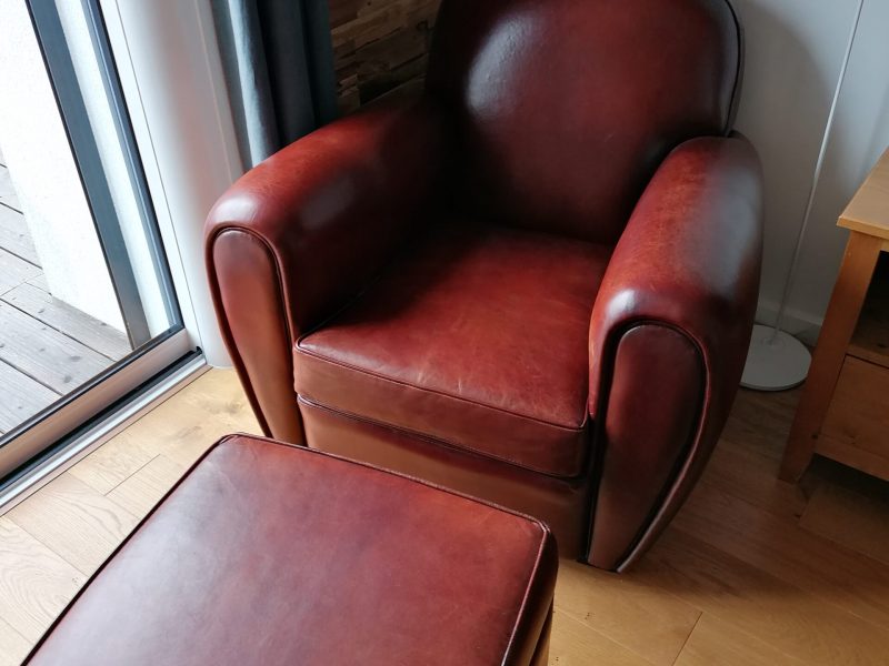 Réalisation d'une restauration de fauteuil Club et création d'un pouf au même teinte